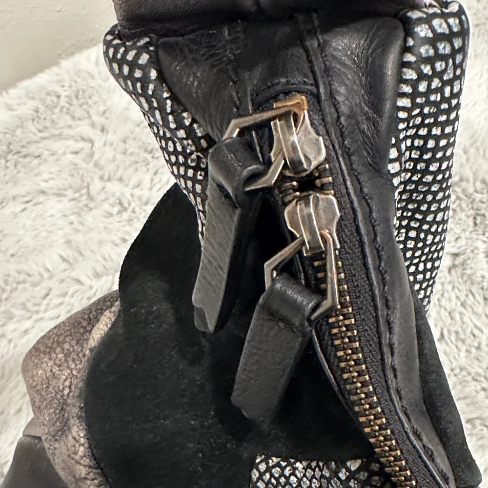 Liebeskind Irvine Hobo Bag Black Gray Leather Alligator Embossed Slouchy Luxe